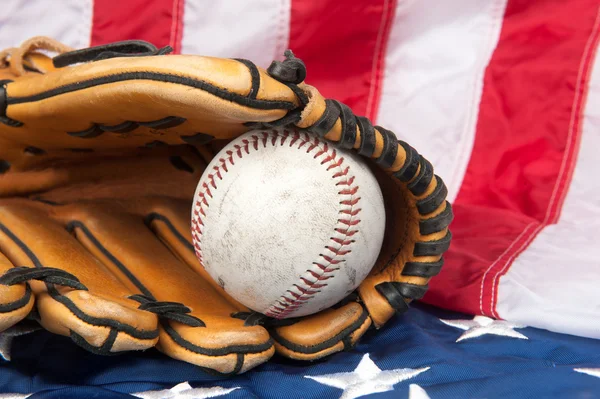 Honkbal en handschoen op Amerikaanse vlag — Stockfoto