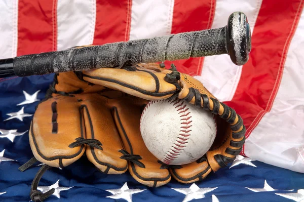 Baseball-Ausrüstung auf amerikanischer Flagge — Stockfoto