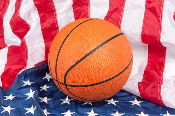 미국 국기에 농구 — 스톡 사진