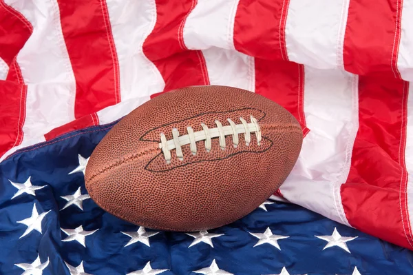 Футбол на американском флаге — стоковое фото