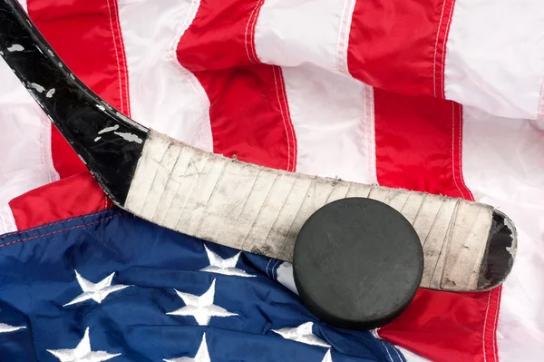 Hockeyausrüstung auf einer amerikanischen Flagge — Stockfoto
