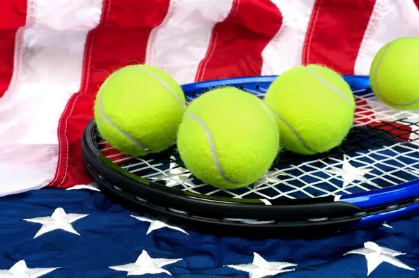 Équipement de tennis sur drapeau américain — Photo