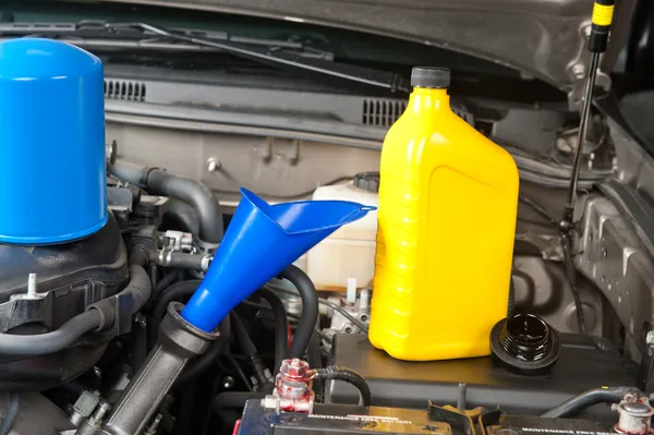 Cambio de aceite de mantenimiento del coche — Foto de Stock