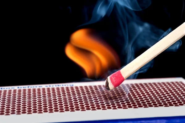 Streichholzschachtel in Flammen — Stockfoto