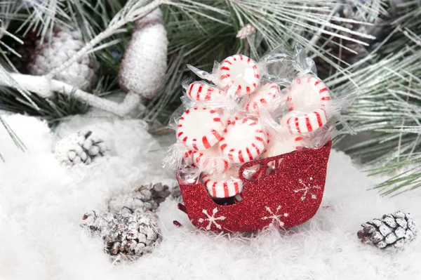 Рождественские конфеты в санях — стоковое фото