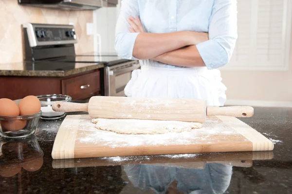 女人考虑烘烤的职责 — 图库照片