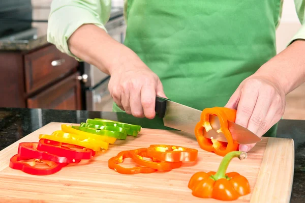 Vrouw snijden paprika — Stockfoto