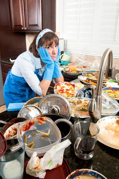 Kadın bulaşık yıkıyor — Stok fotoğraf