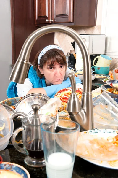 Домохозяйка моет посуду — стоковое фото
