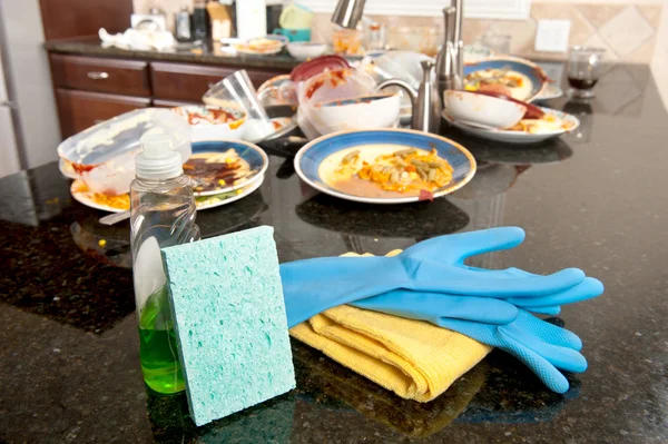 Špinavé nádobí a čistící prostředky — Stock fotografie
