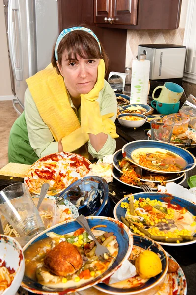 Frau spült Geschirr — Stockfoto