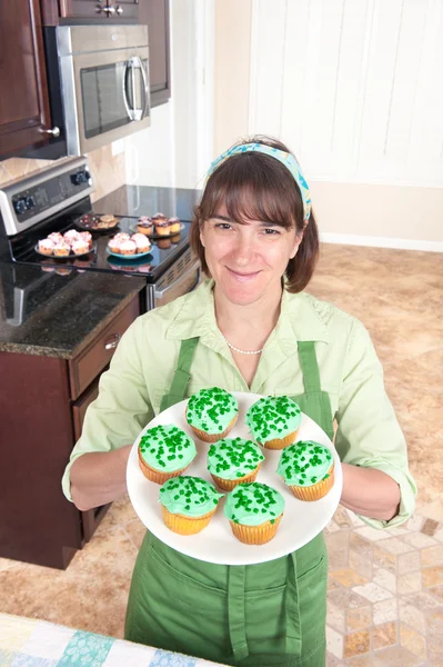 Mujer haciendo cupcakes —  Fotos de Stock