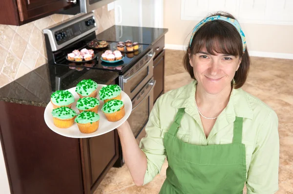 Hausfrau hält Cupcakes — Stockfoto