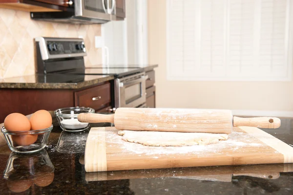 Dough and rolling pin in kitchen — Stock Photo, Image