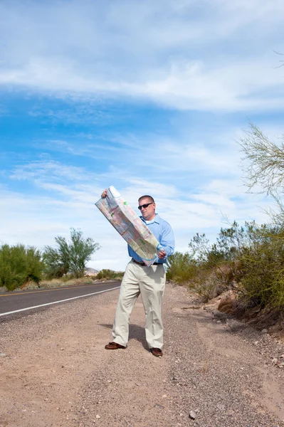 Άνθρωπος στο έρημο δρόμο ανάγνωση χάρτη — Φωτογραφία Αρχείου