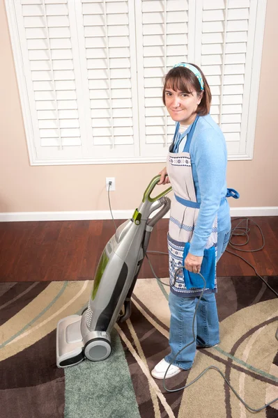 Žena vysávání podlahy — Stock fotografie
