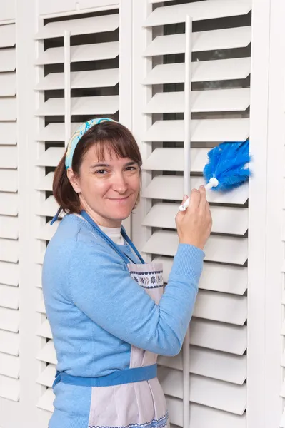 Woman cleaning shutters — Stock Photo, Image