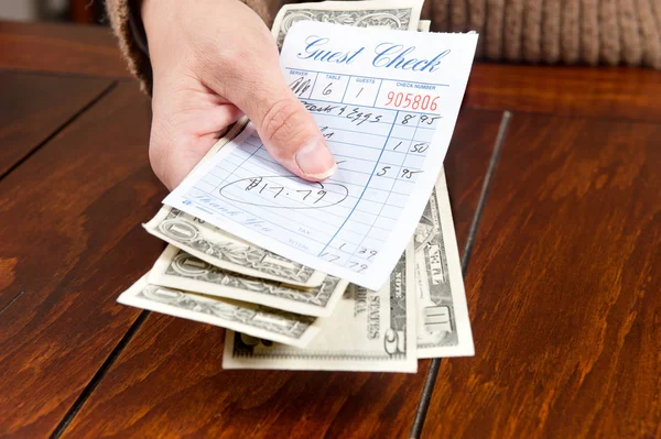 Woman paying bill — Stock Photo, Image