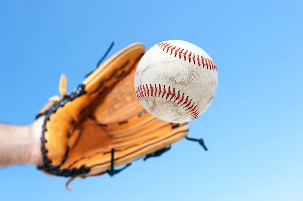 野球のボールをキャッチ — ストック写真
