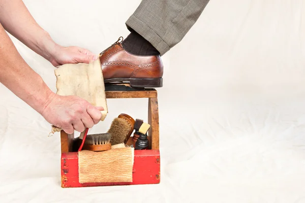 Caja de brillo de zapato antiguo y trabajador — Foto de Stock