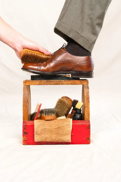 Trabajador y caja de zapato antiguo de brillo — Stok fotoğraf