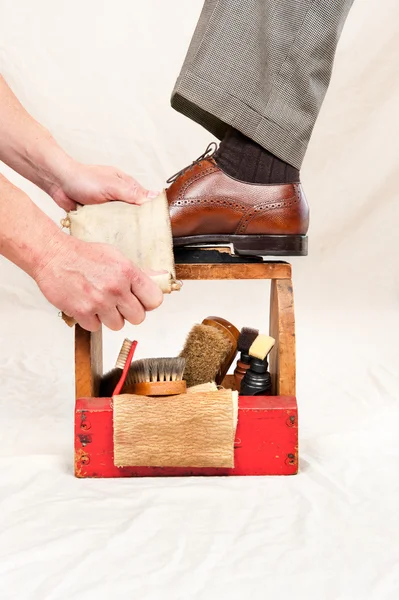 Antique shoe shine box and worker — Stock Photo, Image