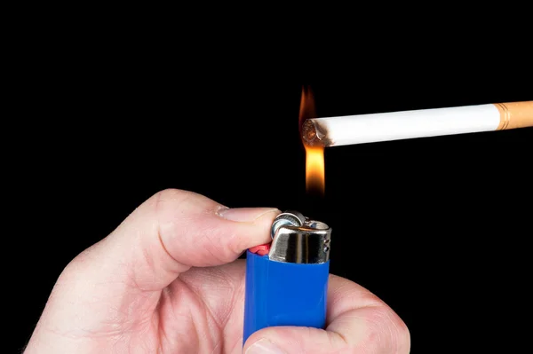Zapaluje cigaretu — Stock fotografie