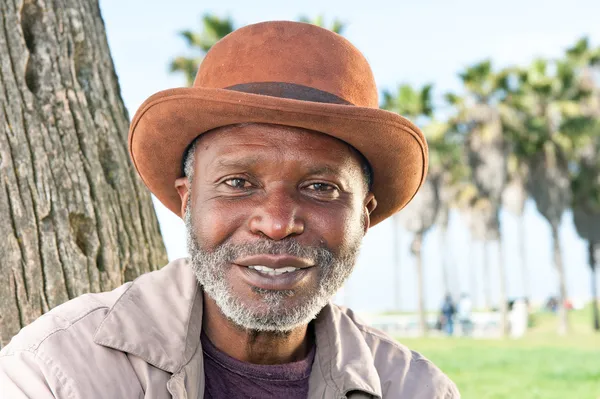 Osoby w podeszłym wieku czarny człowiek uśmiechający się — Zdjęcie stockowe
