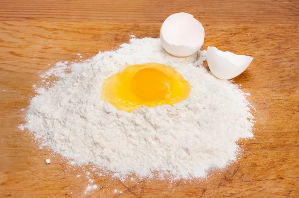Yema de huevo en harina —  Fotos de Stock