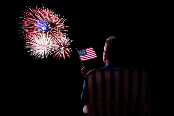 Uomo che guarda fuochi d'artificio — Foto Stock