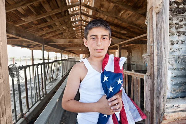 古い納屋で愛国心が強い少年 — ストック写真