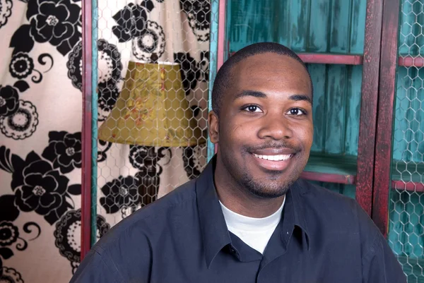 Afro-Amerikan erkek gülümseyen — Stok fotoğraf