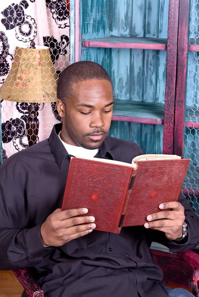 Siyah adam kitap okuma — Stok fotoğraf