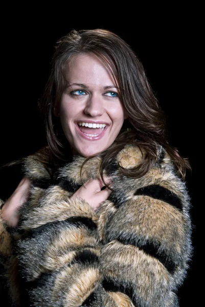 女性の身に着けている毛皮のコート — ストック写真