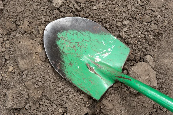 Лопата лежит в грязи — стоковое фото