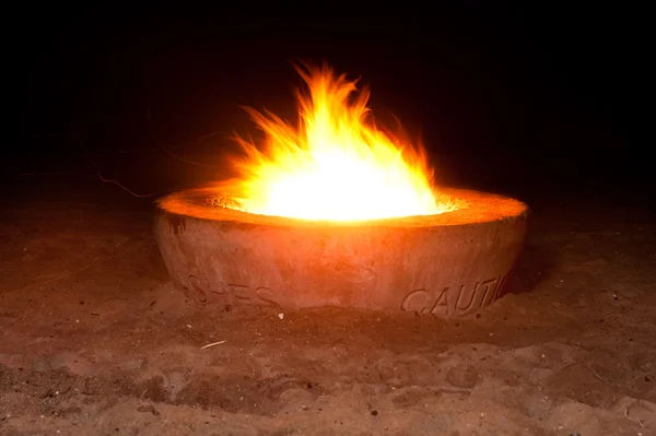 Poço de fogo à noite — Fotografia de Stock