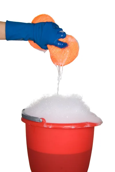 Esponja de limpeza e balde de água com sabão — Fotografia de Stock