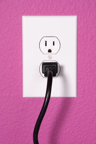 Uma tomada de parede de 110 volts — Fotografia de Stock