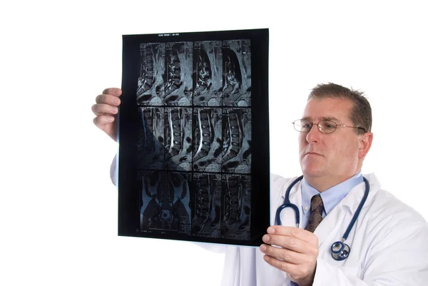 El médico examina una radiografía — Foto de Stock