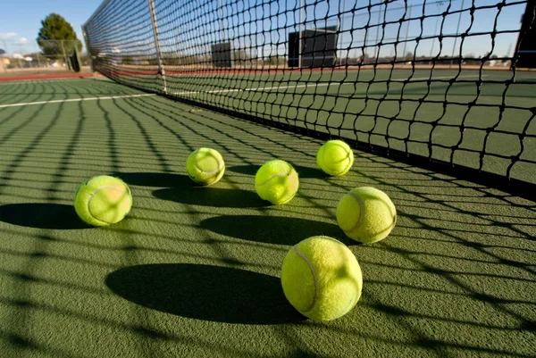 Tennis balls and court — Stock Photo, Image
