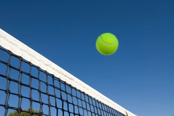 Тенісний м'яч і сітка — стокове фото