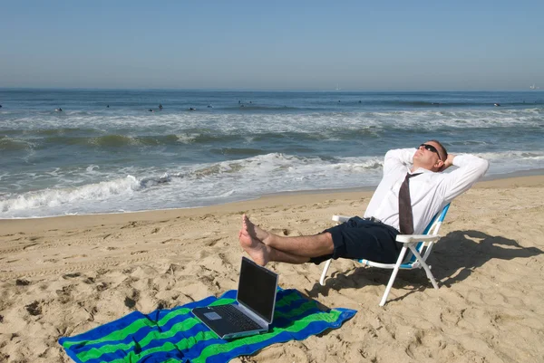 Businessman on beach with laptop — Stock Photo, Image
