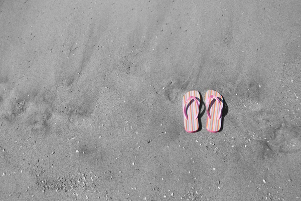 Różowe klapki w piasku — Zdjęcie stockowe