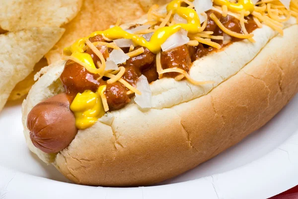 Chili-dog a bramborové lupínky — Stock fotografie