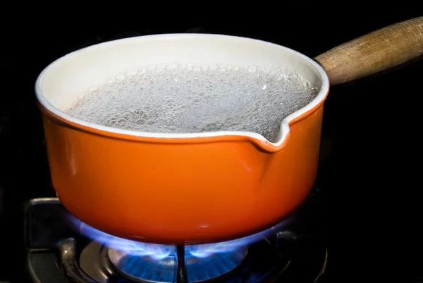 水を沸騰の鍋 — ストック写真