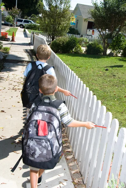 Дети идут домой из школы — стоковое фото