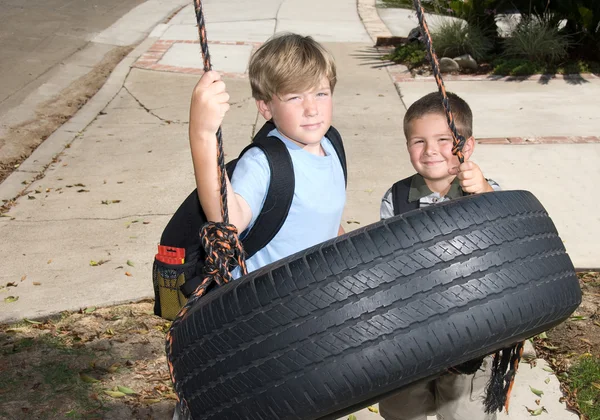 Kids and tire swing — Stock Photo, Image