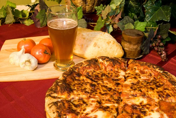 Pizza italiana y cerveza fría —  Fotos de Stock