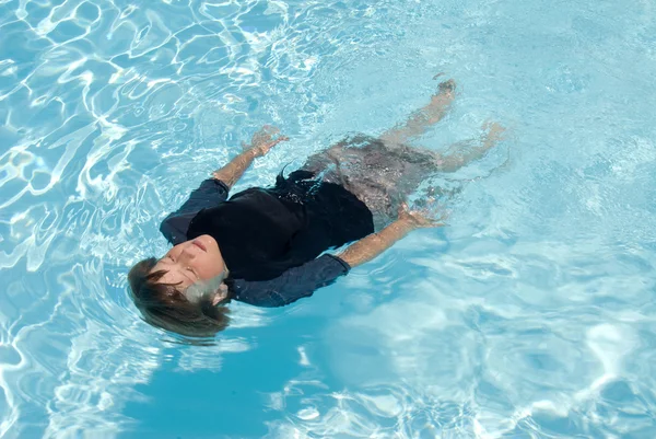 Garçon nager dans la piscine — Photo