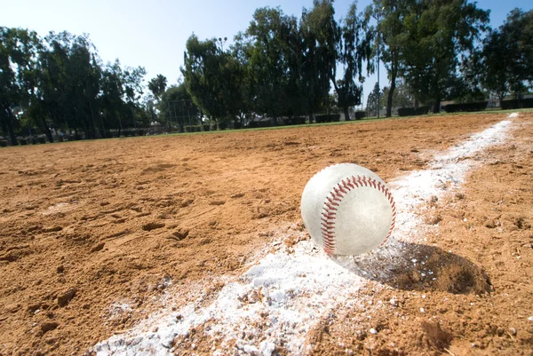 Baseball sulla linea di gesso — Foto Stock